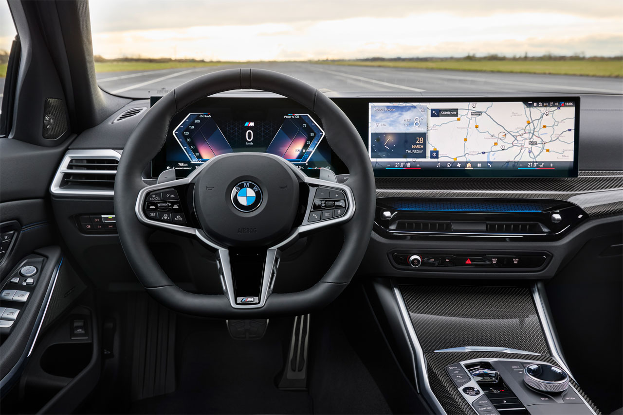 Driver’s view of the cutting-edge cockpit in the BMW 330i (G20) showing the multifunctional steering wheel, Curved Display, centre console and iDrive Controller.