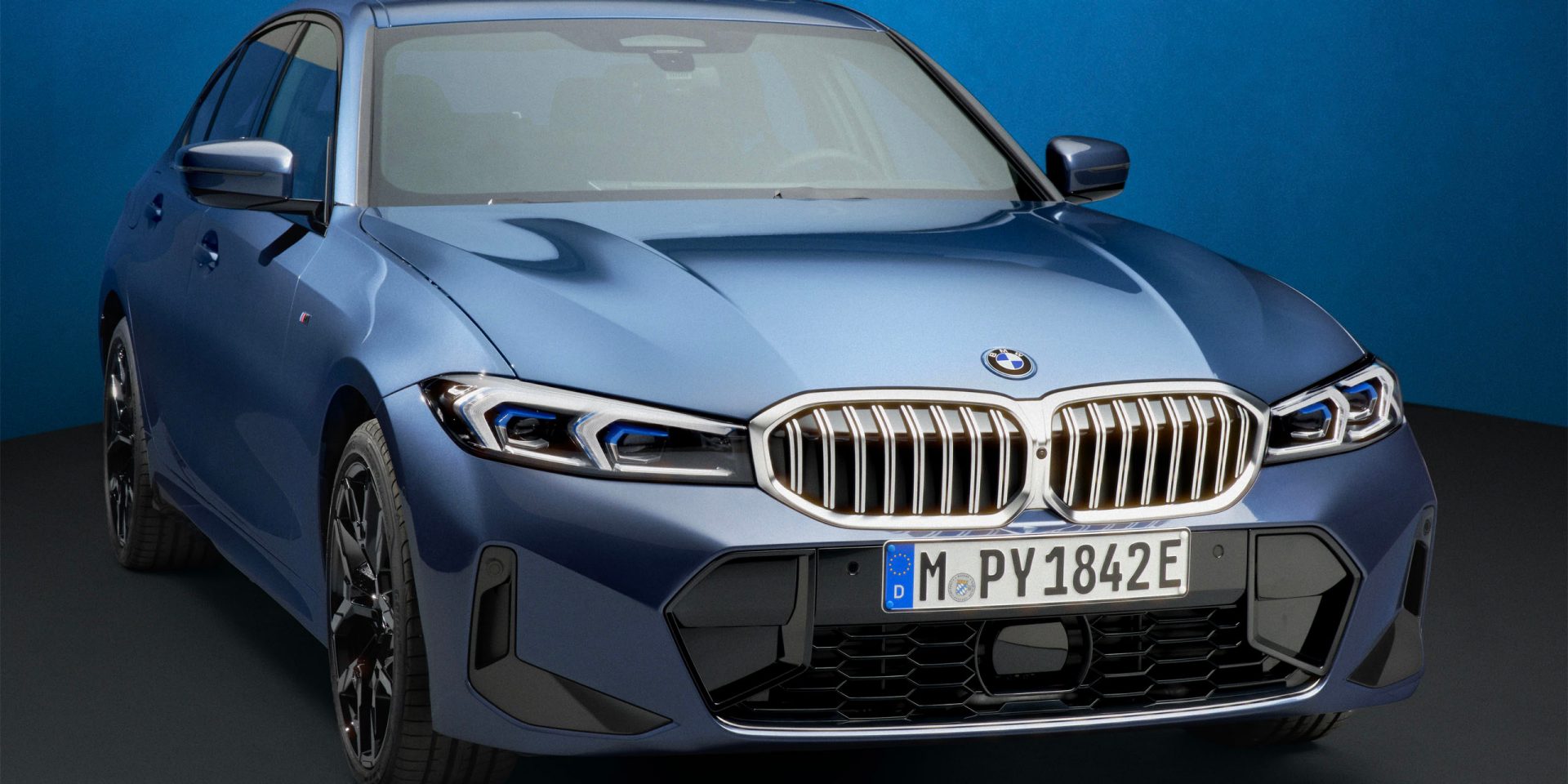 A blue BMW G20 Sedan seen from the front right and showing its front and side.