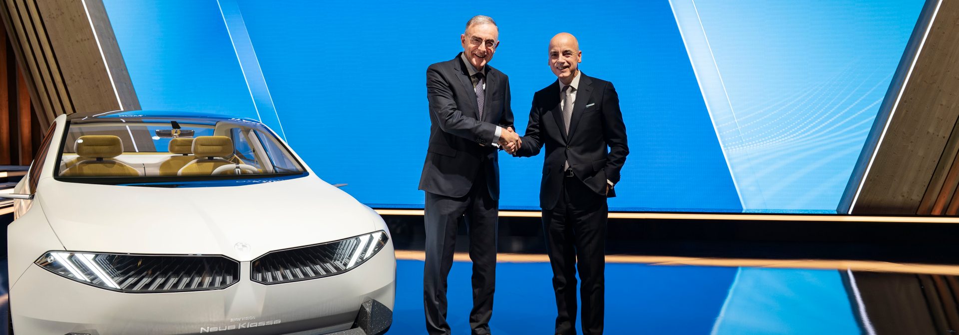 Former Chairman of the Board of Management Dr. Norbert Reithofer and his successor as chairman Dr. Nicolas Peter.