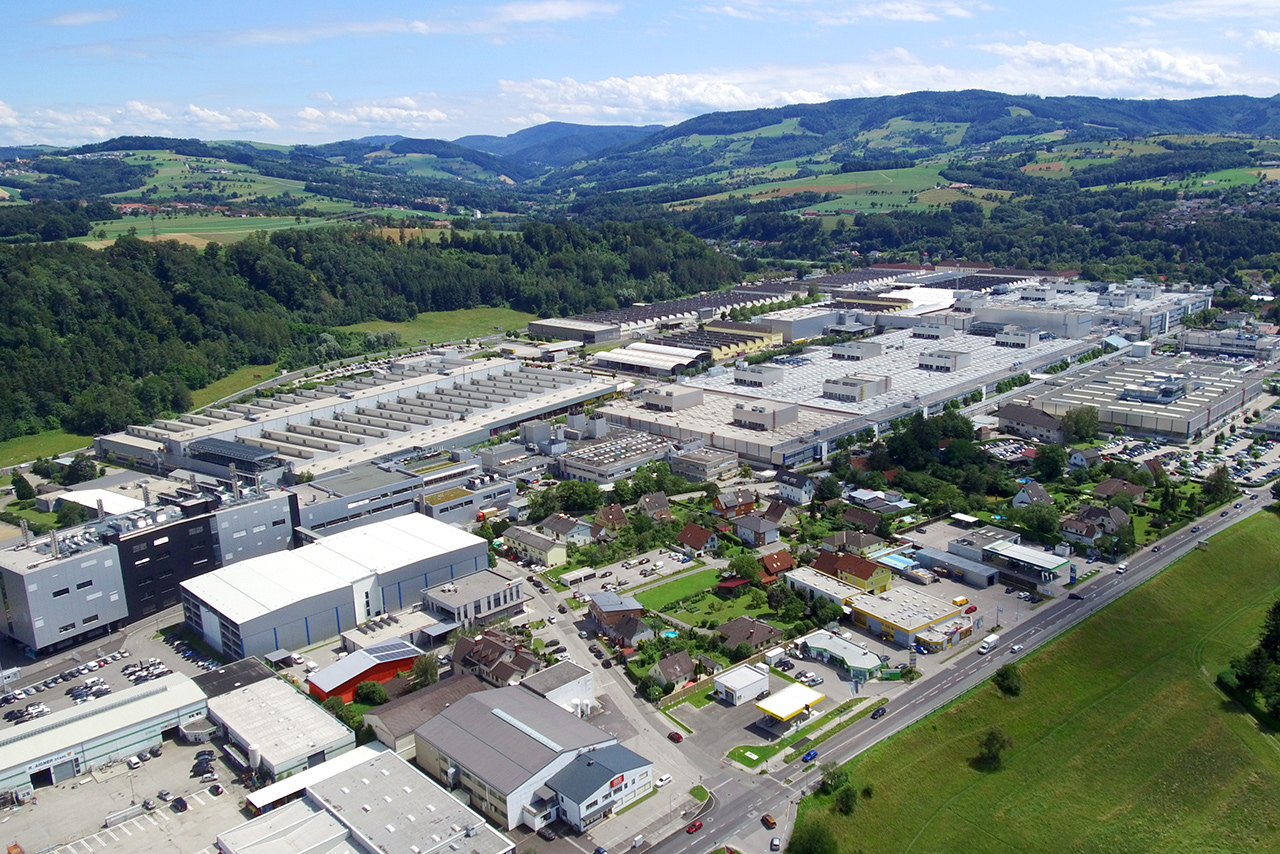 Luftbildaufnahme BMW Group Werk Steyr Aerial view of BMW Group Plant Steyr in Upper Austria.