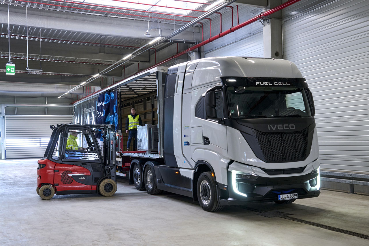 A forklift (left) loads the trailer of an S-eWay Fuel Cell in a hall at BMW Group Plant Leipzig.