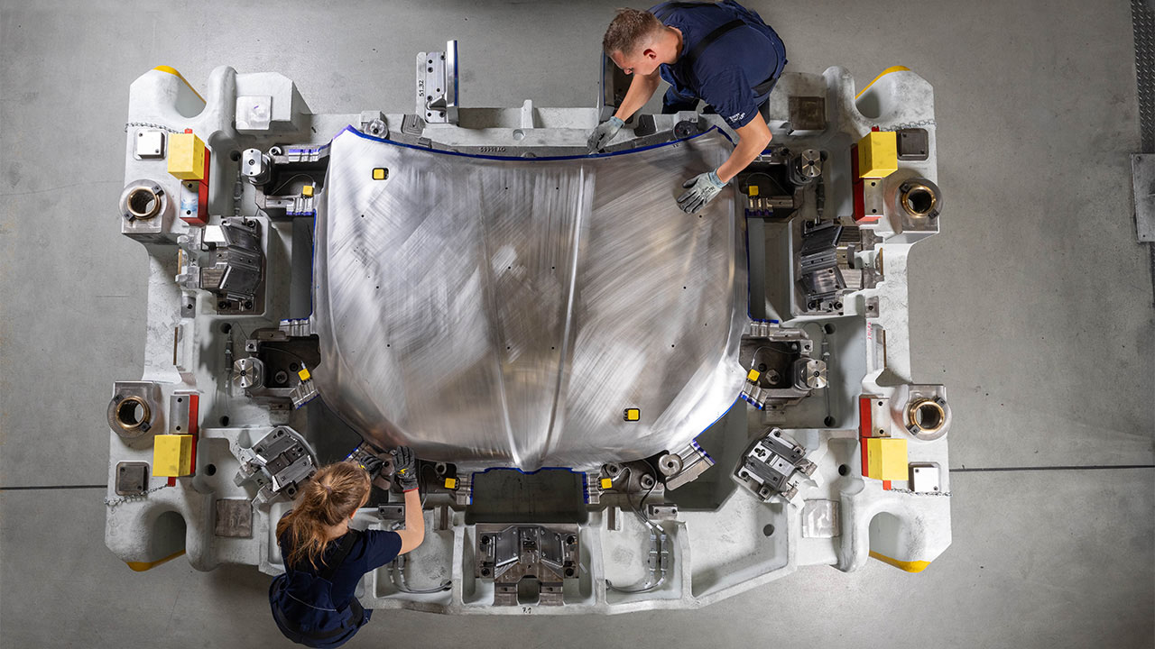 Two BMW Group employees oversee the inventory and management of specialised tools, supported by agentic AI.