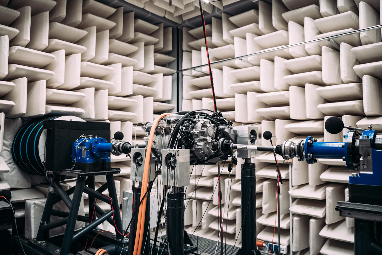 A fully integrated BMW M eDrive from the latest BMW M generation is mounted on a BMW Group test rig in an acoustics hall. 