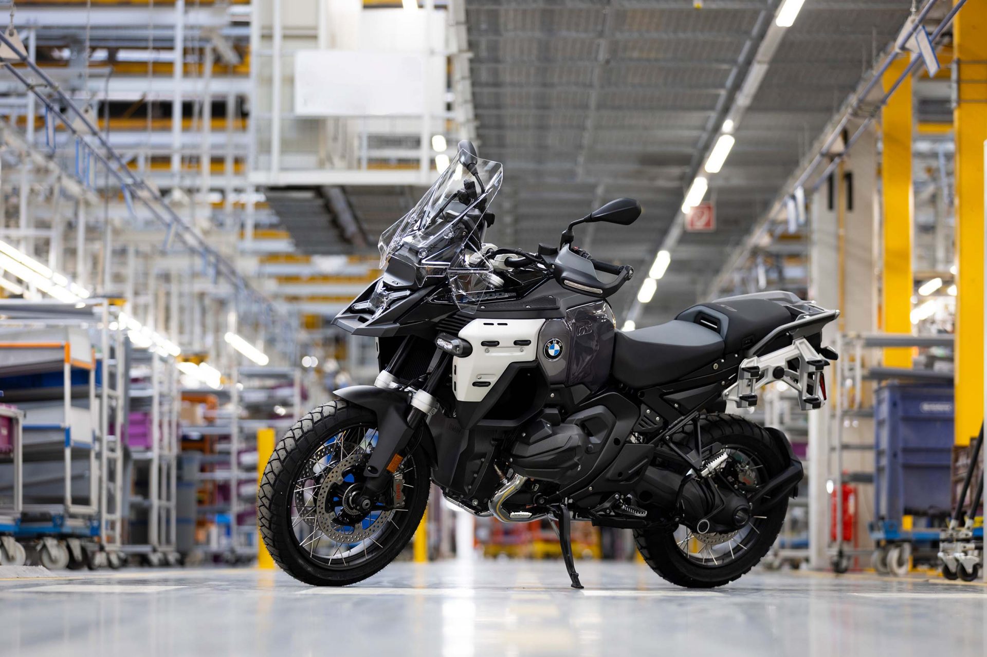 BMW Group Plant Berlin’s 4,000,000th motorcycle: The milestone BMW R 1300 GS Adventure seen from the side.