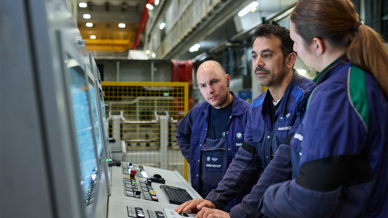 Expertise meets digitalisation: Three specialists at a control desk oversee and adjust the systems in Plant Munich’s state-of-the-art press shop, where sheet-metal parts for the new BMW i3 will be formed.