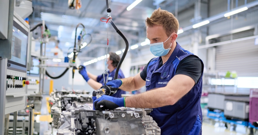 E-drive train production for the fully-electric models BMW iX and BMW i4 begins