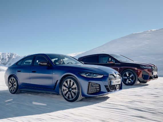 Picture of two BMWs in snowy area