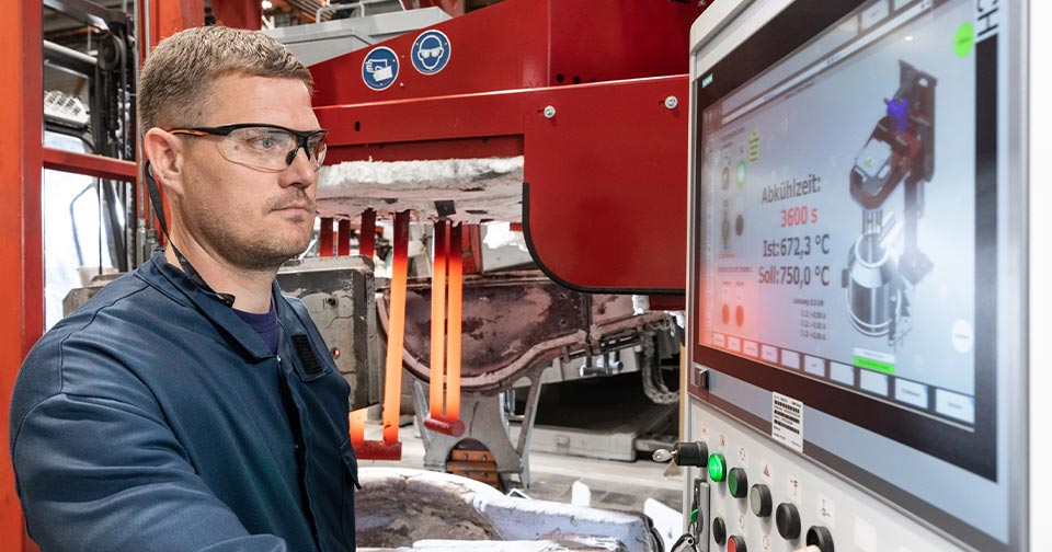 Strom statt Gas: Leichtmetallgießerei des BMW Group Werks Landshut setzt auf ressourcenschonende Elektroheizstationen für Aluminiumschmelze