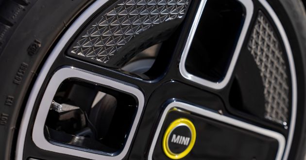 Premiere of the first fully electric MINI Cooper SE Convertible: alloy wheels made from 100 % recycled aluminium.