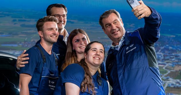 “Eight times five is 50”: the Dingolfing plant celebrates the start of BMW i5 production during its anniversary year.