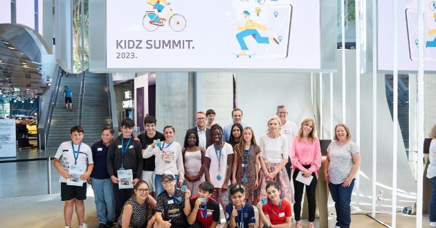 BMW Group sieht die Mobilität der Zukunft mit Kinderaugen: Schülerinnen und Schüler stellen beim Kidz Summit 2023 innovative Ideen vor.