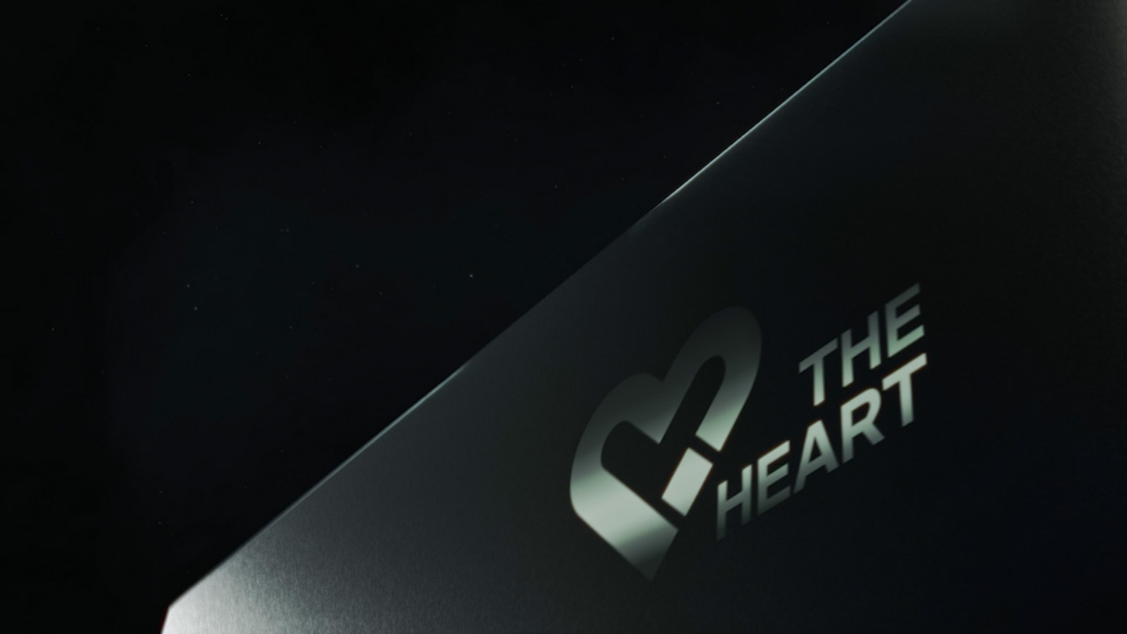 Ein undefiniertes Autobauteil trägt die Aufschrift „THE HEART“, links daneben ist ein Herz-Icon.