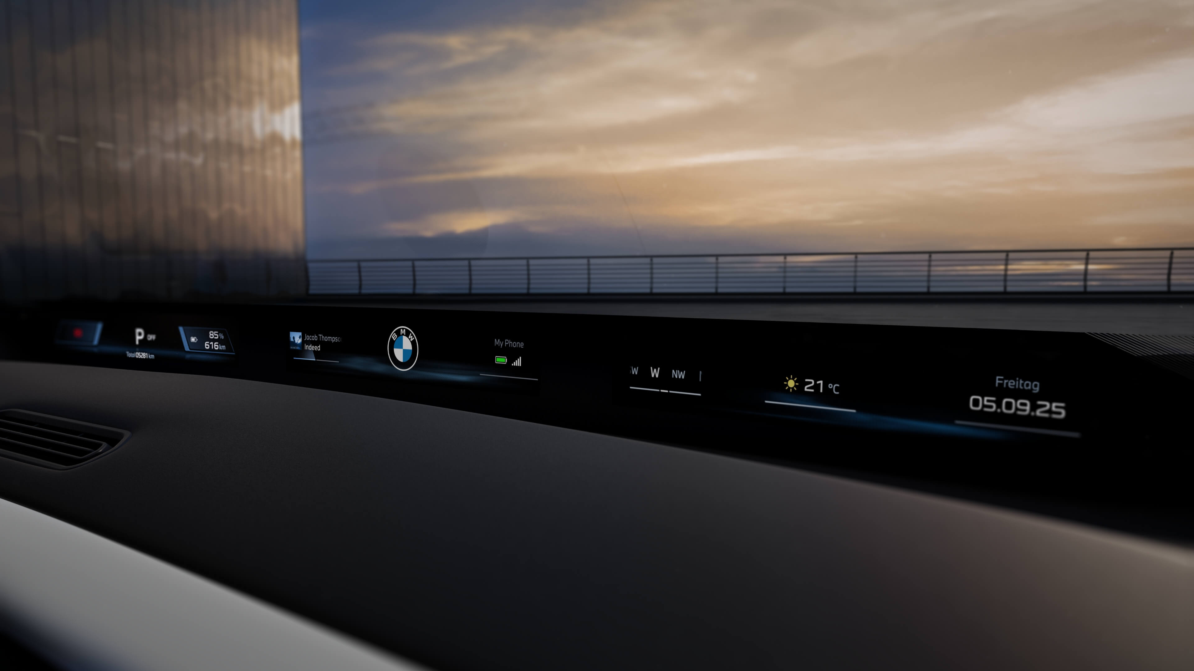 BMW 3D head‑up display with compact driving information, assistance visualization and battery status.