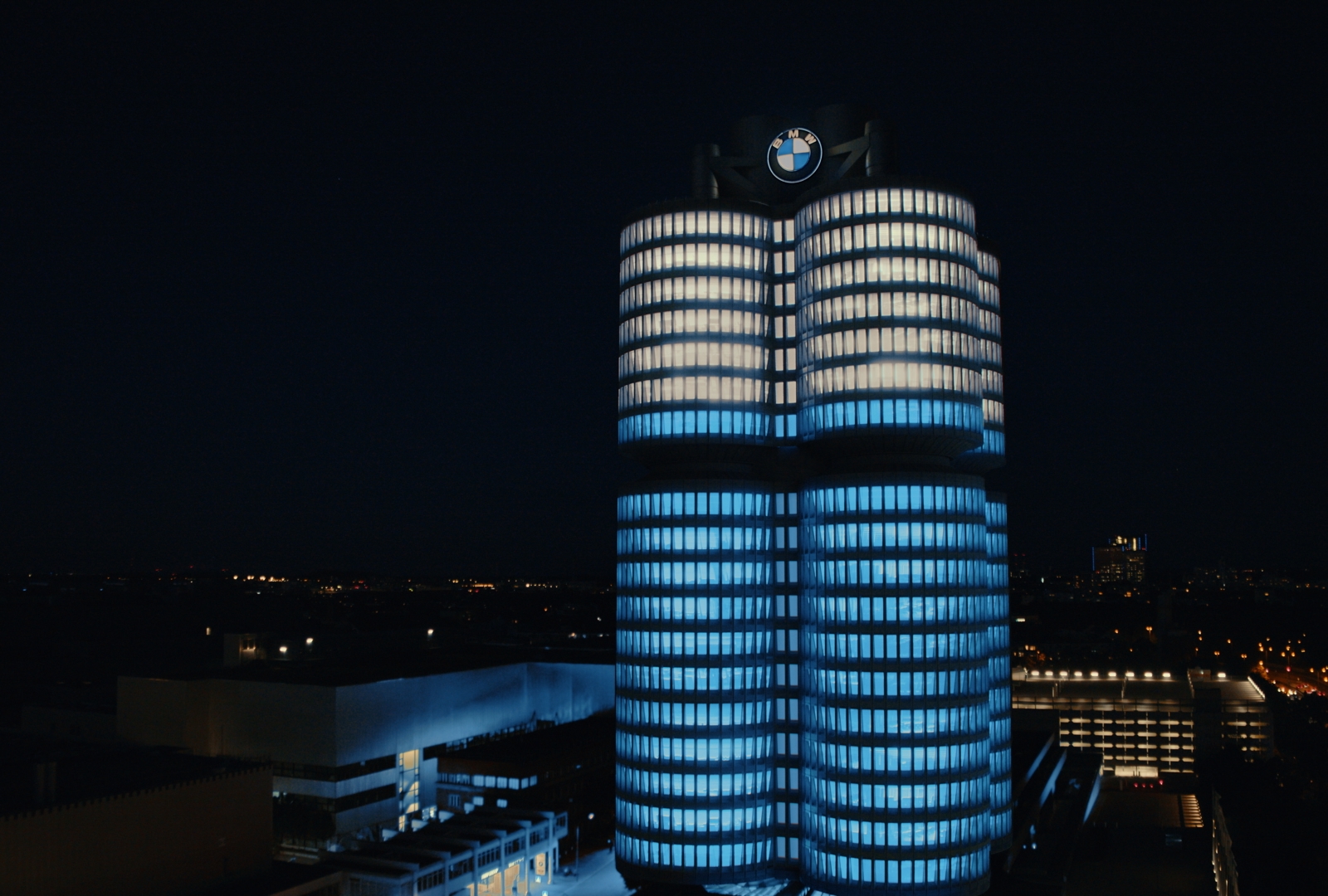 The double-cone event location of BMW Welt is shown in the foreground, with the BMW headquarters in Munich in the background.