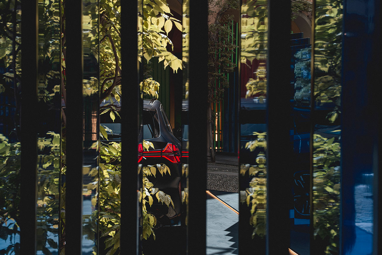 Rear of a BMW X3 through reflecting pillars